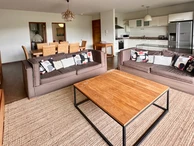 Spacious and bright 3 bedroom, 2 bathroom apartment available right now !